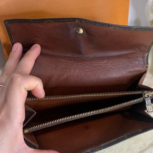 LV Monogram Emilie Continental Wallet - Picture 5 of 16